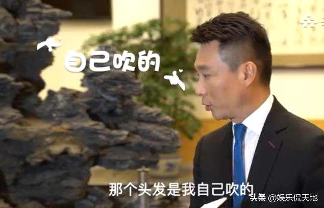 康辉94年初次主持时的发型火了，如今康辉解释：那是我自己吹的
