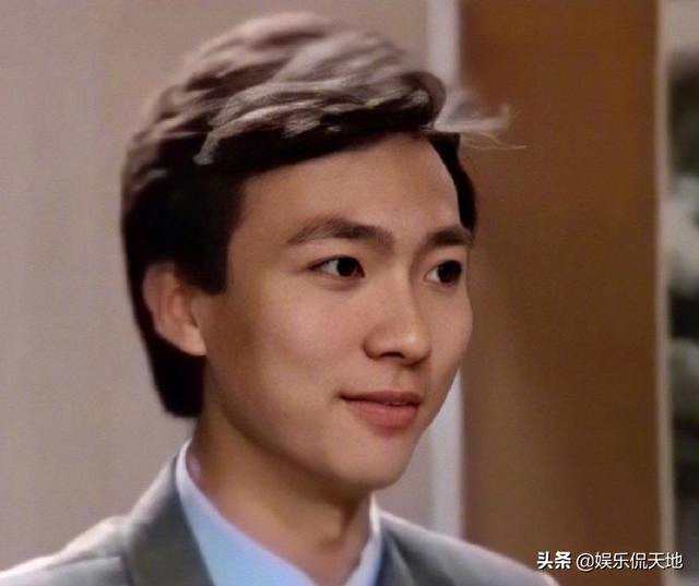 康辉94年初次主持时的发型火了，如今康辉解释：那是我自己吹的