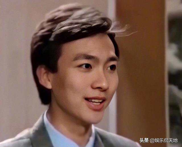 康辉94年初次主持时的发型火了，如今康辉解释：那是我自己吹的