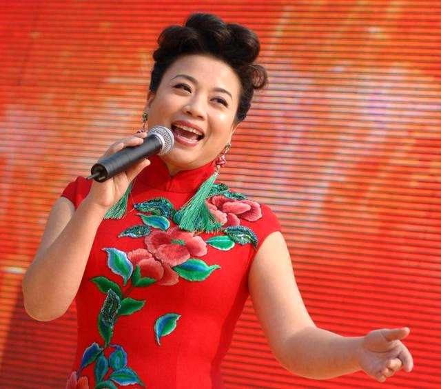 母亲是国家一级演员李谷一,25次登上央视春晚献唱,52岁至今未婚