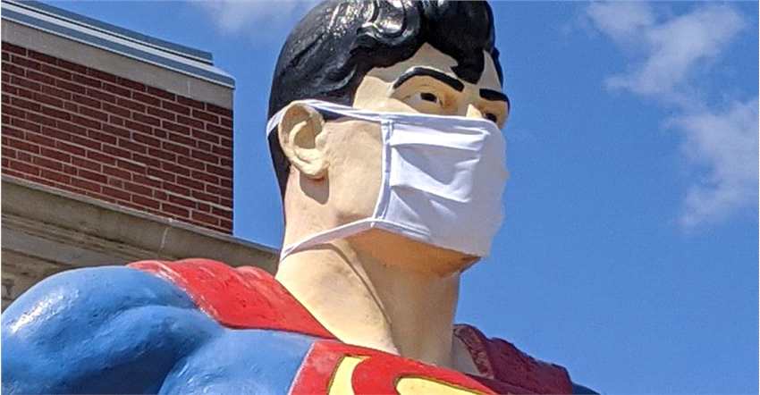 美国伊利诺伊州工人竟给“大超”也戴上了口罩 