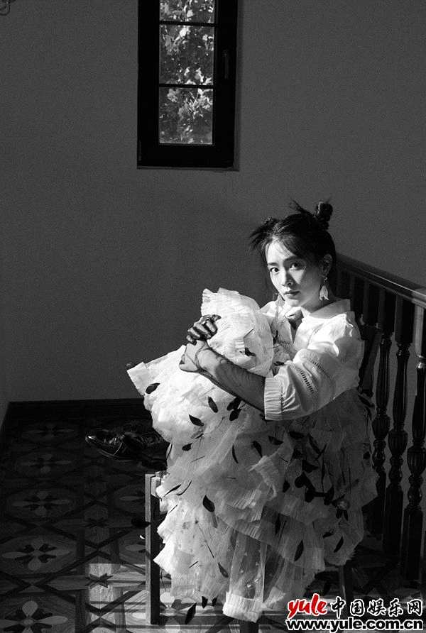 陈昊宇最新黑白写真曝光 窗格与阳光映衬少女清澈眼眸