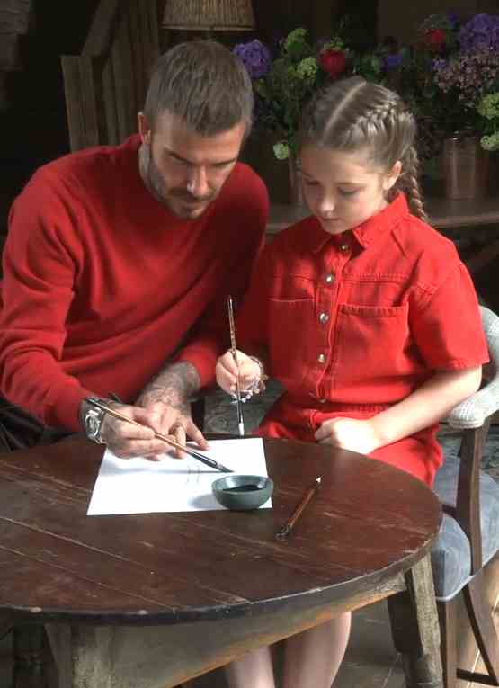 贝克汉姆为女儿小七庆生 学书法写毛笔字