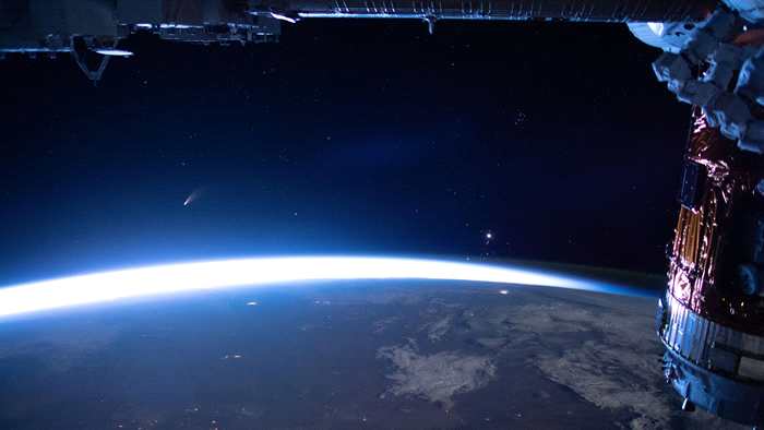 国际空间站摄像机拍到NEOWISE C/2020 F3彗星掠过地球上空 蓝色夜光云明亮耀目