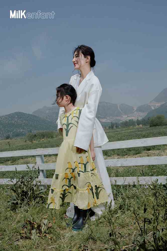 黄奕和女儿拍时装大片 母女相伴是最好的风景