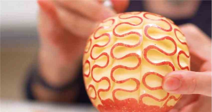 高玩展示惊人手工雕刻技术 用苹果还原《海贼王》恶魔果实