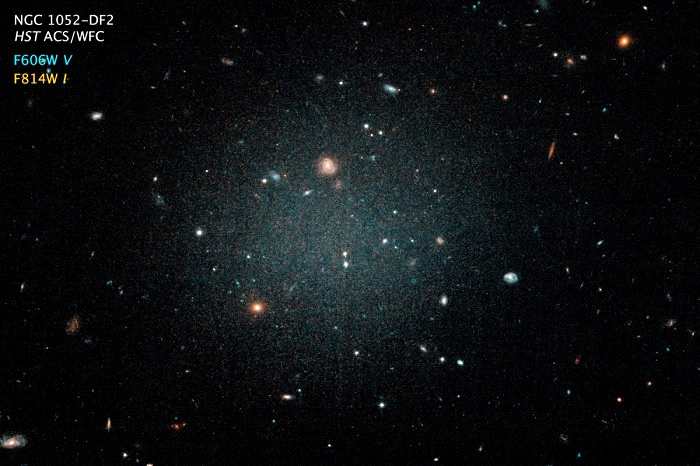 哈勃拍摄的NGC1052-DF2星系（来自：NASA / ESA / Pieter van Dokkum）