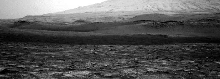 “好奇号”漫游车捕捉到一个“尘魔”在火星干燥地表上“巡游”