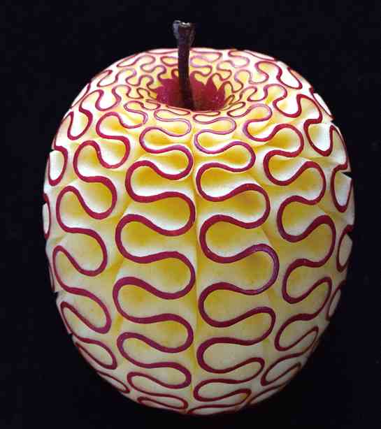 高玩展示惊人手工雕刻技术 用苹果还原《海贼王》恶魔果实