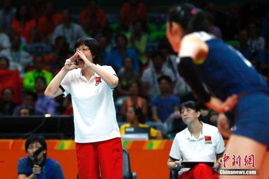 资料图：2016里约奥运会女排半决赛，中国队对阵荷兰队。图为主教练郎平向队员喊话。记者 富田 摄