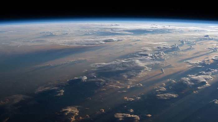 NASA分享国际空间站视角的沐浴在日出阴影下的地球照片