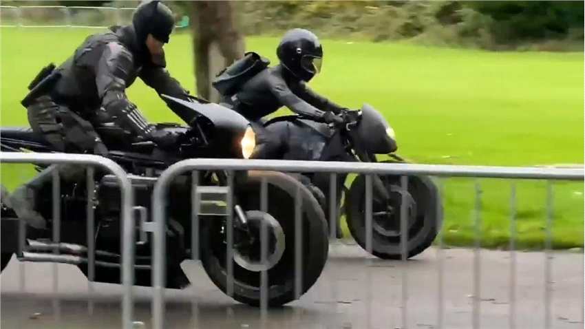 新《蝙蝠侠》片场视频 蝙蝠侠和猫女一起骑摩托
