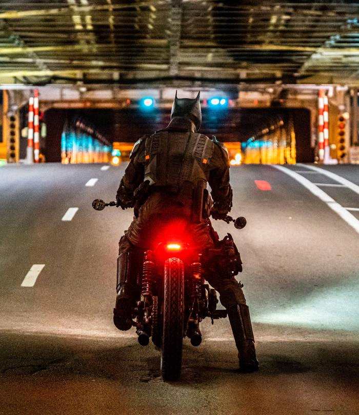 《蝙蝠侠》新片场照曝光 蝙蝠侠和猫女骑摩托行动