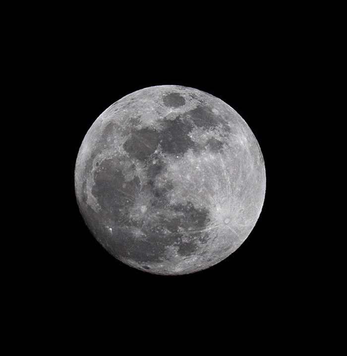 天文学家指着天上的月亮宣告：“那只是一块巨大的石头。”
