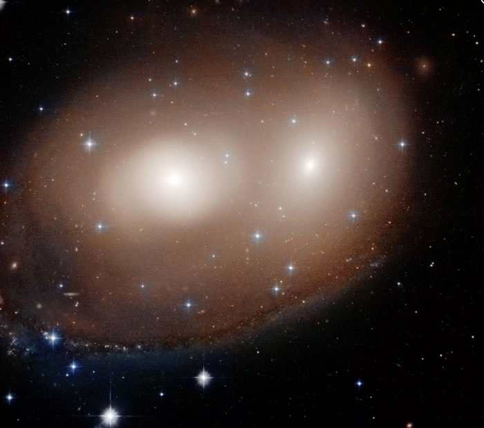 哈勃太空望远镜捕捉到两个正在碰撞的“大南瓜”星系NGC 2292和NGC 2293