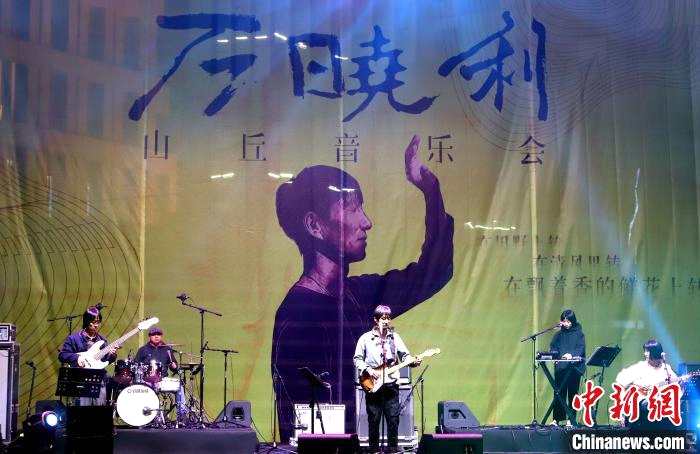 万晓利山丘音乐会在天津举行。　张道正 摄