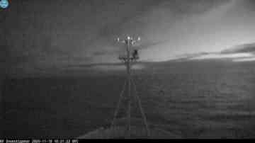 澳大利亚科学家团队在南大洋海域捕捉到巨大火流星划破夜空的场景