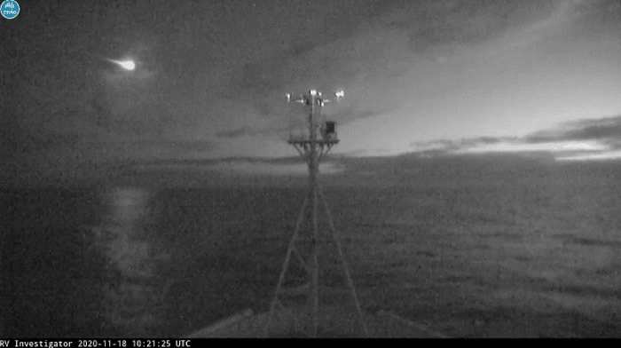 澳大利亚科学家团队在南大洋海域捕捉到巨大火流星划破夜空的场景