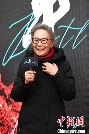 图为演员吴彦姝在电影《没有过不去的年》合肥路演发布会现场。　张娅子 摄