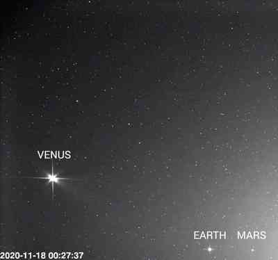 太阳轨道探测器在星空的背景下捕捉到金星、地球和火星的画面