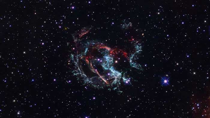 对小麦哲伦云中的超新星1E 0102.2-7219爆炸的位置和时间的更准确估计