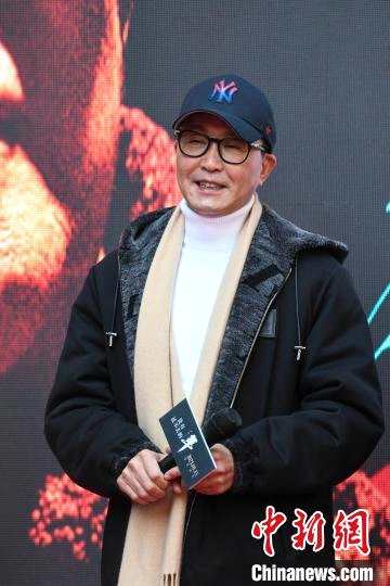 图为演员吴刚在电影《没有过不去的年》合肥路演发布会现场。　张娅子 摄