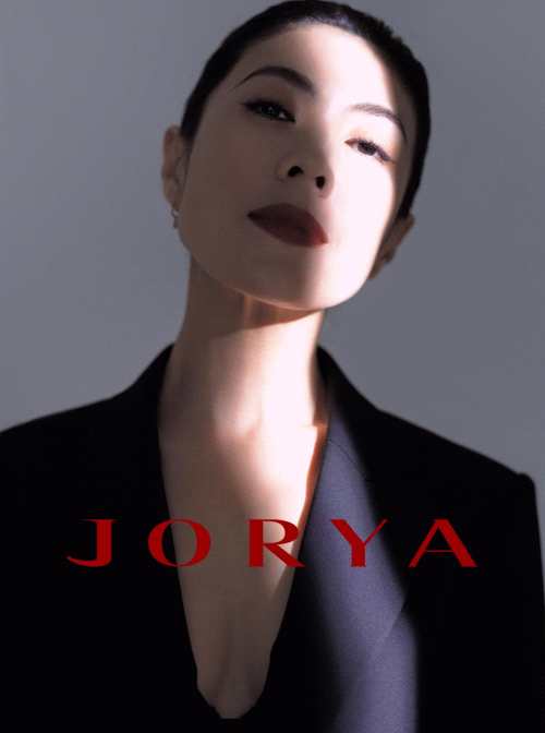 苏芒为JORYA拍摄2021春季时装大片，红唇凌厉优雅知性，尽显女性气质