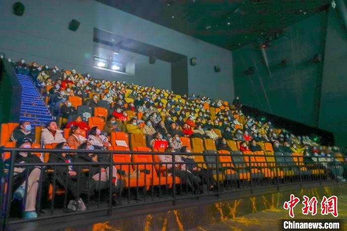 图为观众正在观看电影《没有过不去的年》。　刘力鑫 摄