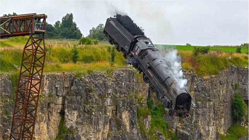 《碟中谍7》某拍摄镜头泄露 蒸汽火车脱轨坠毁