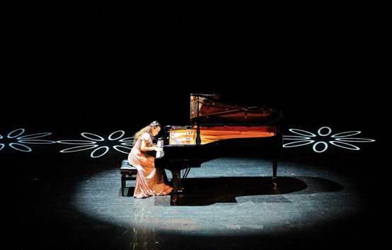 国际钢琴家胡雪莎展大师风采