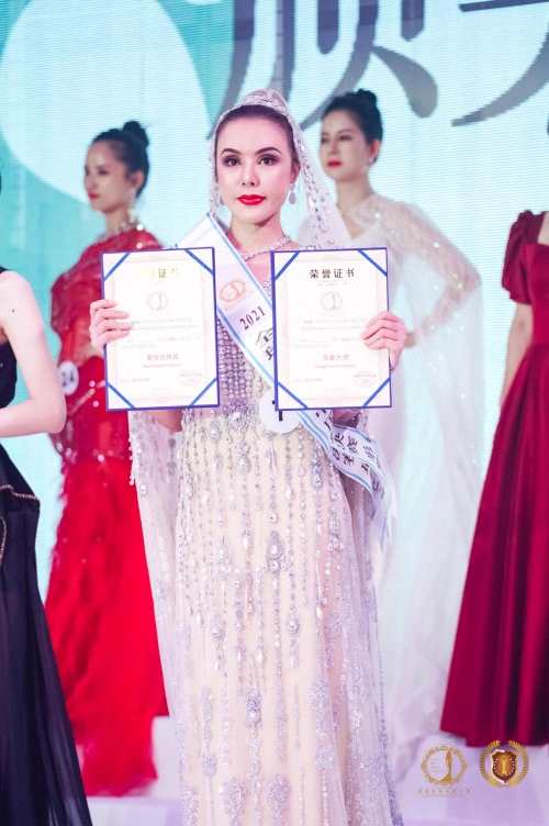 高韩菲荣获2021全球中华小姐大赛中国总决赛香港总冠军