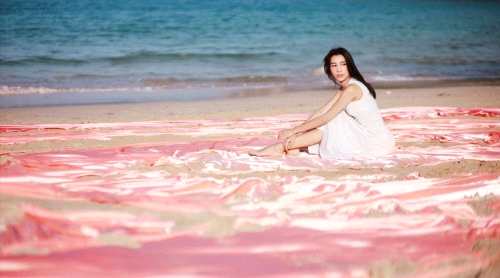 “她与海岛谈了一场恋爱”，露莎大地艺术作品《花纪之轮》现三门岛