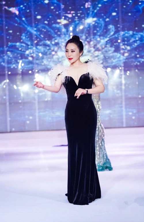 赵维娜荣获2021全球夫人大赛中国广东冠军