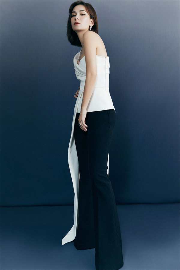 卢靖姗亮相品牌活动 时尚造型诠释自我