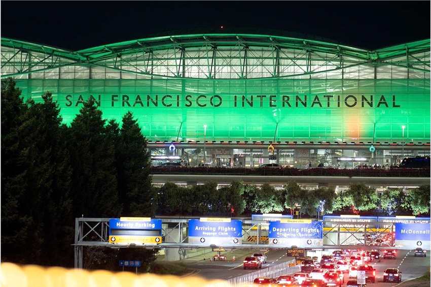 《黑客帝国：矩阵重启》首映 旧金山全城变绿