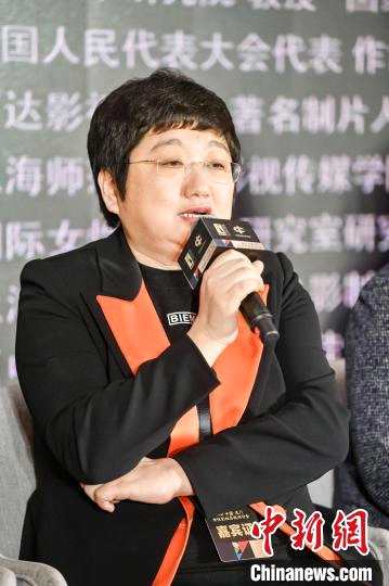 万达影视总裁、制片人尹香金在中国·厦门女性影视高级研讨会上发言。　林春茵 摄