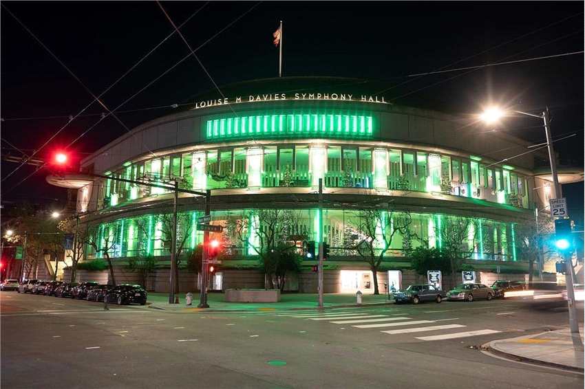 《黑客帝国：矩阵重启》首映 旧金山全城变绿