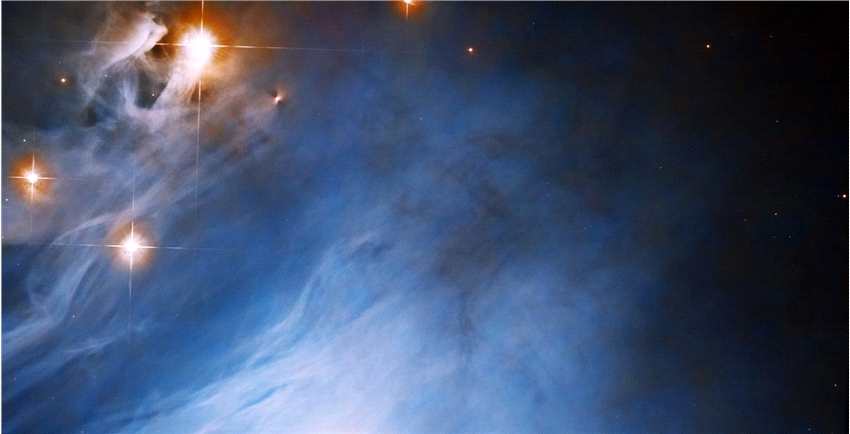 哈勃太空望远镜捕捉到的反射星云IC 2631图像