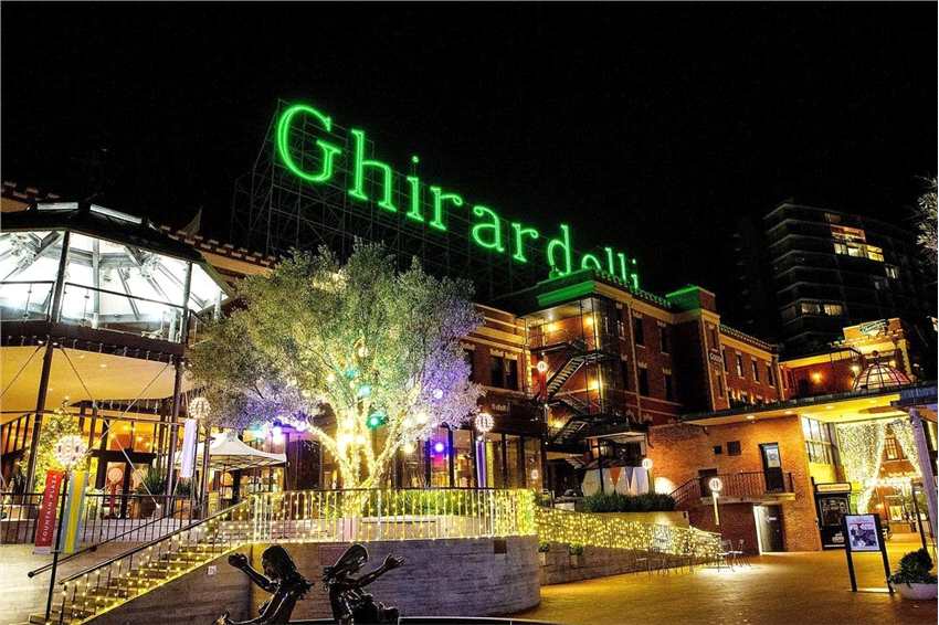 《黑客帝国：矩阵重启》首映 旧金山全城变绿