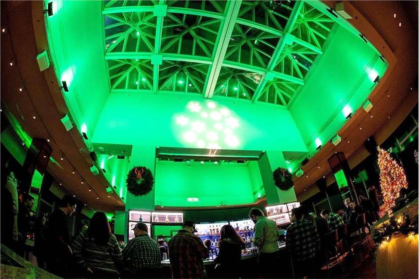 《黑客帝国：矩阵重启》首映 旧金山全城变绿