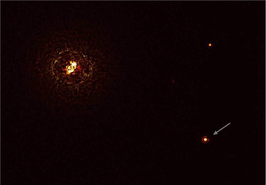 发现一颗围绕着半人马座b双星系统运行的行星