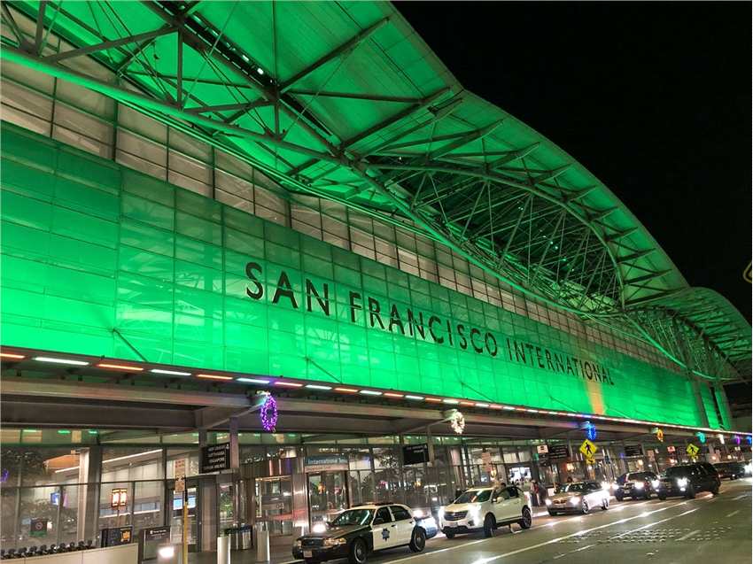 《黑客帝国：矩阵重启》首映 旧金山全城变绿