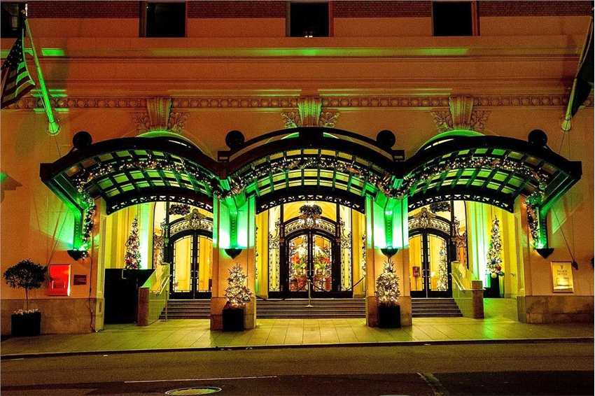 《黑客帝国：矩阵重启》首映 旧金山全城变绿