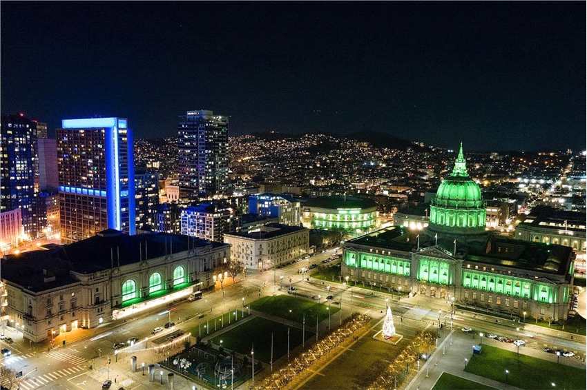 《黑客帝国：矩阵重启》首映 旧金山全城变绿