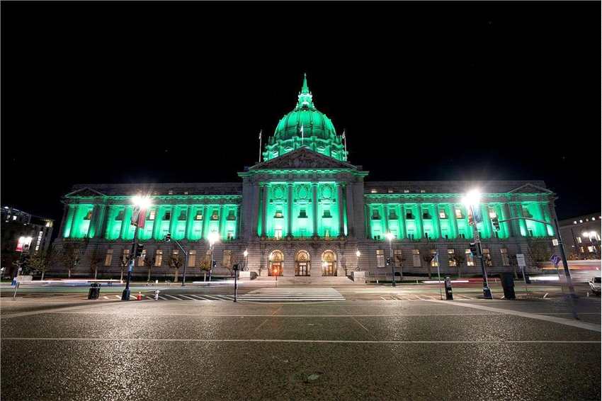 《黑客帝国：矩阵重启》首映 旧金山全城变绿