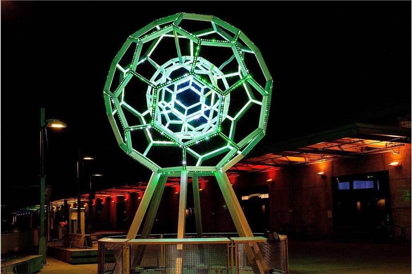 《黑客帝国：矩阵重启》首映 旧金山全城变绿