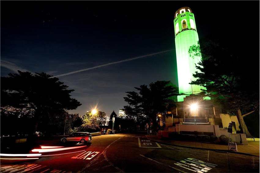 《黑客帝国：矩阵重启》首映 旧金山全城变绿