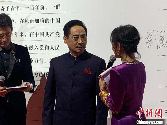 刘劲(左二)出席第十届中国大学生电视节。　何浠 摄