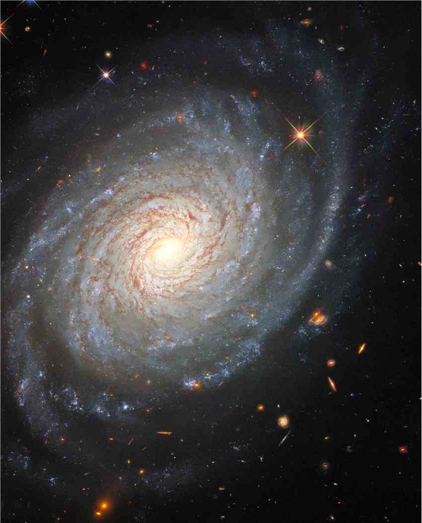 哈勃太空望远镜捕捉到白羊座壮观的螺旋星系NGC 976