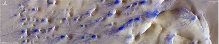 最新火星视图揭示“尘魔”的足迹和混乱地形